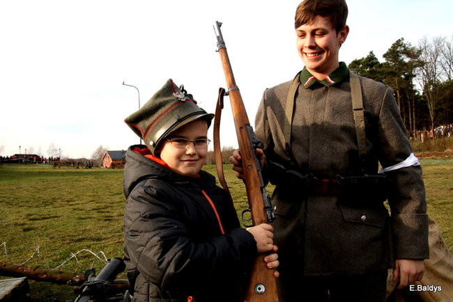 Powstańcy dopingowani przez setki widzów (zdjęcia)