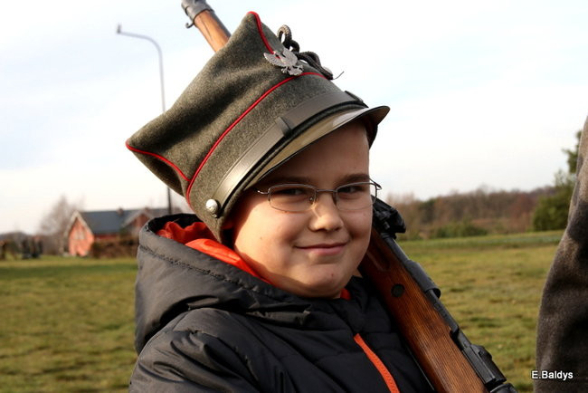 Powstańcy dopingowani przez setki widzów (zdjęcia)