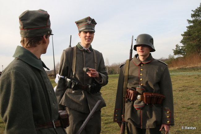 Powstańcy dopingowani przez setki widzów (zdjęcia)