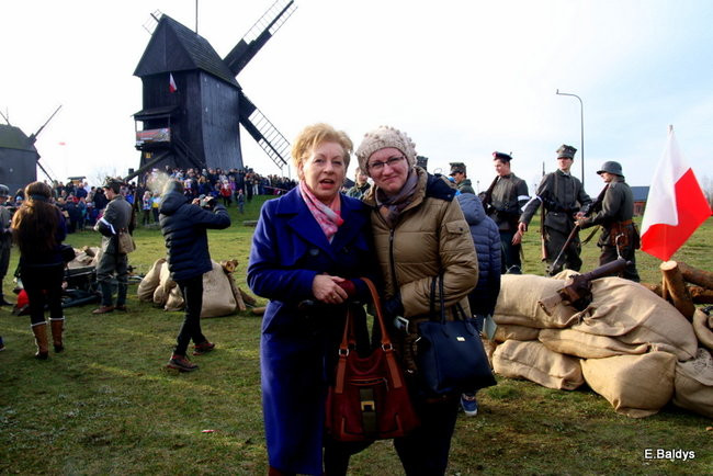 Powstańcy dopingowani przez setki widzów (zdjęcia)