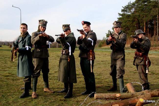 Powstańcy dopingowani przez setki widzów (zdjęcia)