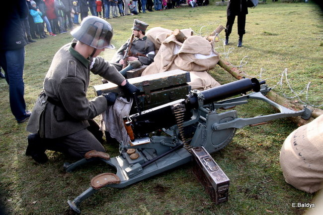 Powstańcy dopingowani przez setki widzów (zdjęcia)