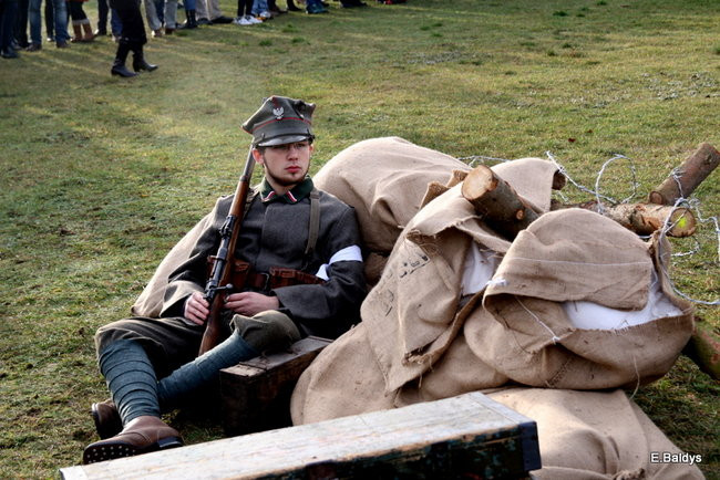 Powstańcy dopingowani przez setki widzów (zdjęcia)