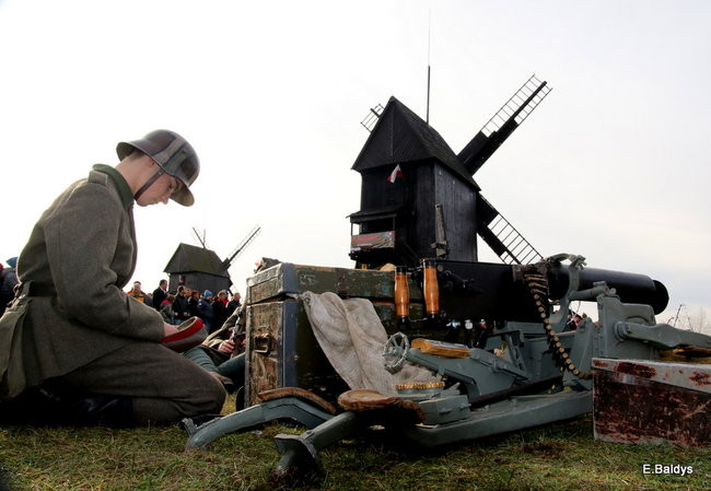 Powstańcy dopingowani przez setki widzów (zdjęcia)