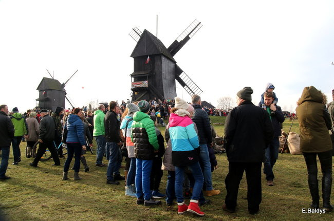 Powstańcy dopingowani przez setki widzów (zdjęcia)