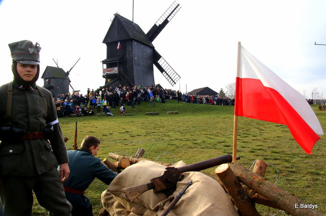 Powstańcy dopingowani przez setki widzów (zdjęcia)