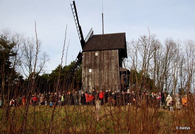 Powstańcy dopingowani przez setki widzów (zdjęcia)