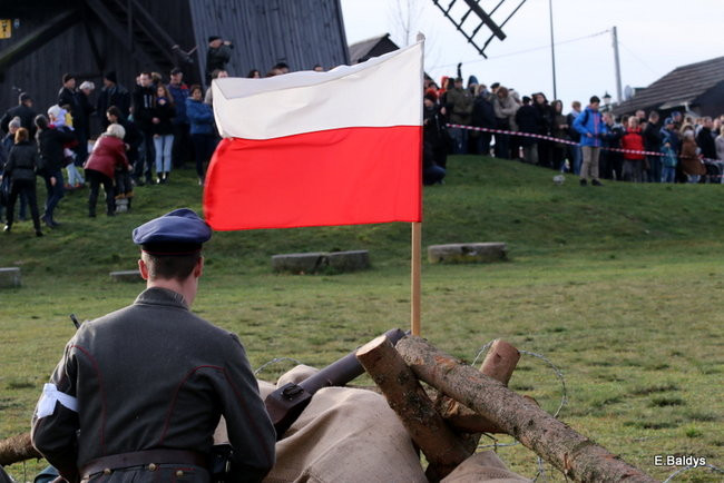 Powstańcy dopingowani przez setki widzów (zdjęcia)