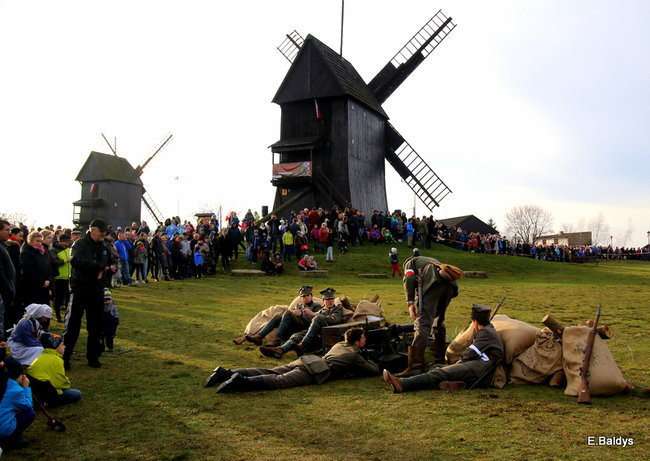 Powstańcy dopingowani przez setki widzów (zdjęcia)