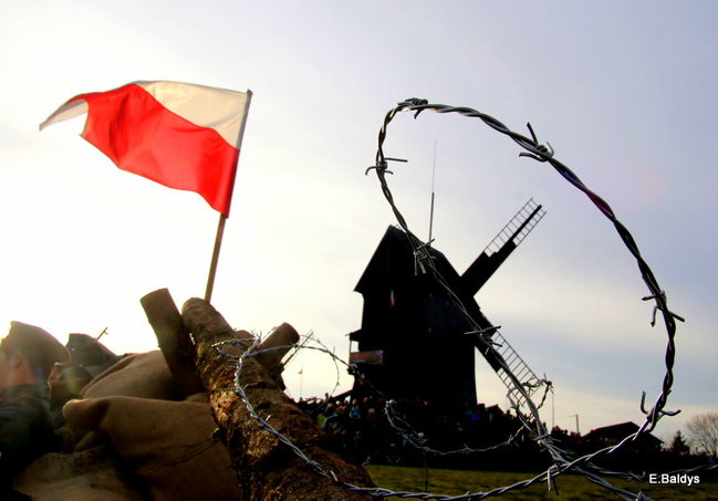 Powstańcy dopingowani przez setki widzów (zdjęcia)