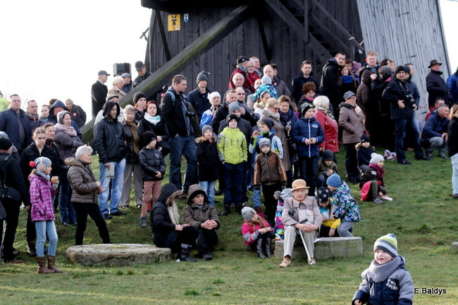 Powstańcy dopingowani przez setki widzów (zdjęcia)