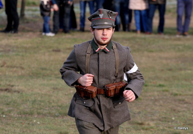 Powstańcy dopingowani przez setki widzów (zdjęcia)