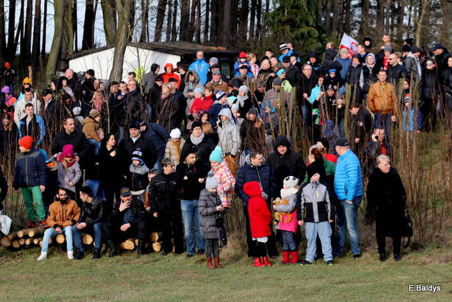 Powstańcy dopingowani przez setki widzów (zdjęcia)