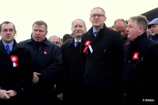 Powstańcy dopingowani przez setki widzów (zdjęcia)