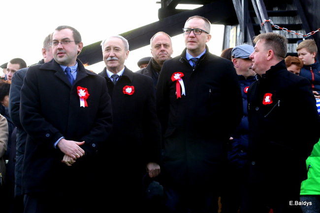 Powstańcy dopingowani przez setki widzów (zdjęcia)