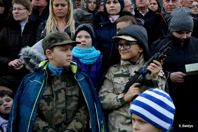 Powstańcy dopingowani przez setki widzów (zdjęcia)