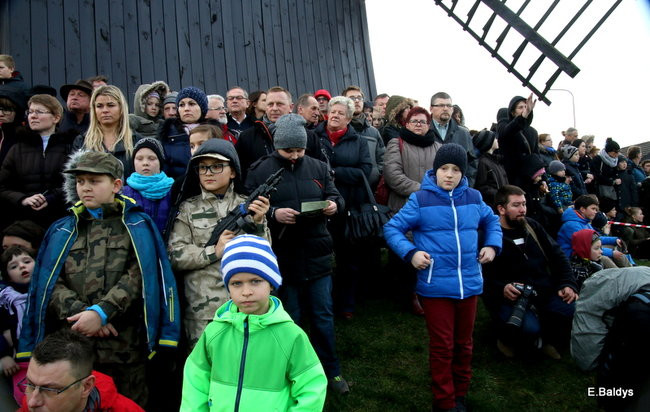 Powstańcy dopingowani przez setki widzów (zdjęcia)