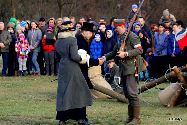 Powstańcy dopingowani przez setki widzów (zdjęcia)