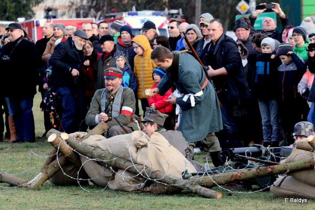 Powstańcy dopingowani przez setki widzów (zdjęcia)