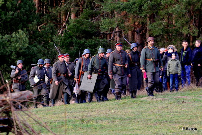 Powstańcy dopingowani przez setki widzów (zdjęcia)