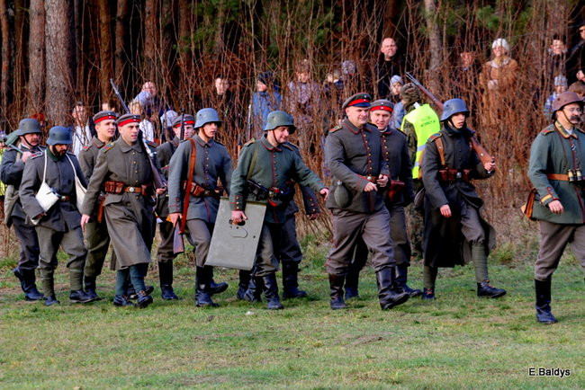 Powstańcy dopingowani przez setki widzów (zdjęcia)