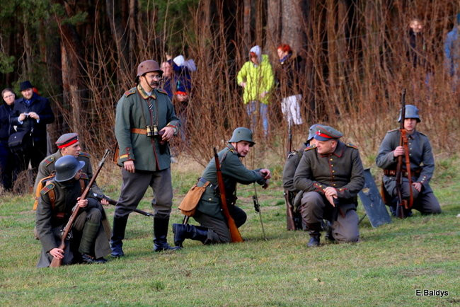 Powstańcy dopingowani przez setki widzów (zdjęcia)