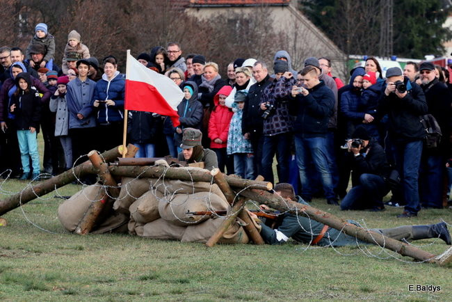 Powstańcy dopingowani przez setki widzów (zdjęcia)