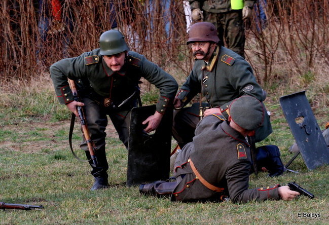 Powstańcy dopingowani przez setki widzów (zdjęcia)