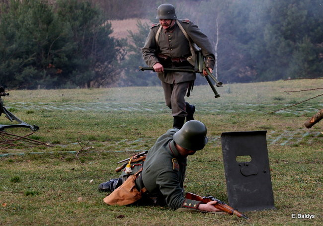 Powstańcy dopingowani przez setki widzów (zdjęcia)