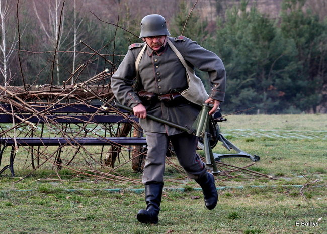 Powstańcy dopingowani przez setki widzów (zdjęcia)