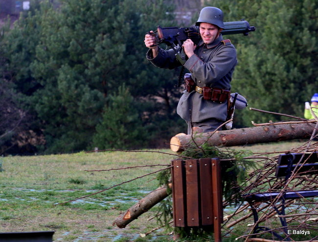 Powstańcy dopingowani przez setki widzów (zdjęcia)