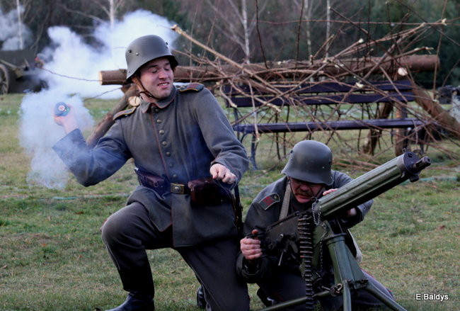 Powstańcy dopingowani przez setki widzów (zdjęcia)