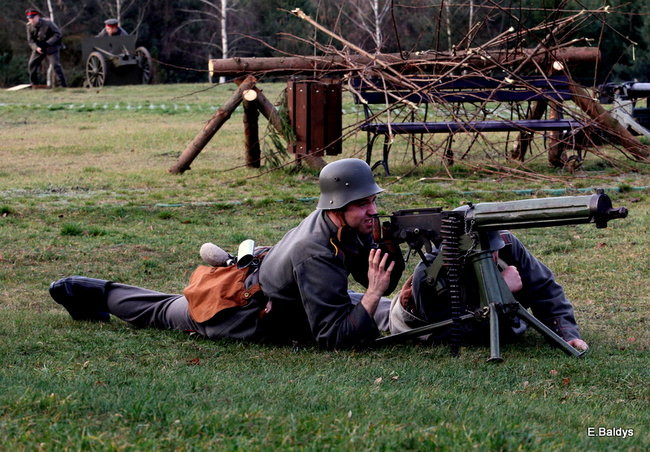 Powstańcy dopingowani przez setki widzów (zdjęcia)