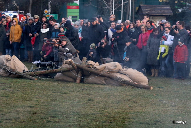 Powstańcy dopingowani przez setki widzów (zdjęcia)