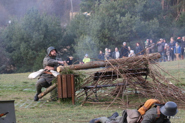 Powstańcy dopingowani przez setki widzów (zdjęcia)