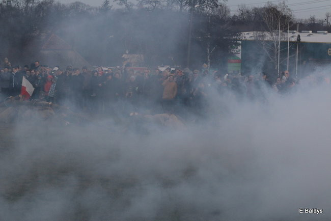 Powstańcy dopingowani przez setki widzów (zdjęcia)