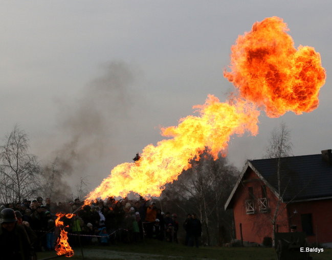 Powstańcy dopingowani przez setki widzów (zdjęcia)