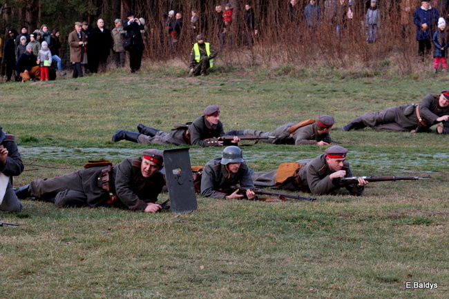 Powstańcy dopingowani przez setki widzów (zdjęcia)