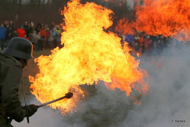 Powstańcy dopingowani przez setki widzów (zdjęcia)