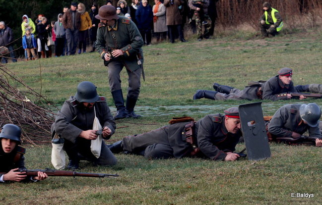 Powstańcy dopingowani przez setki widzów (zdjęcia)