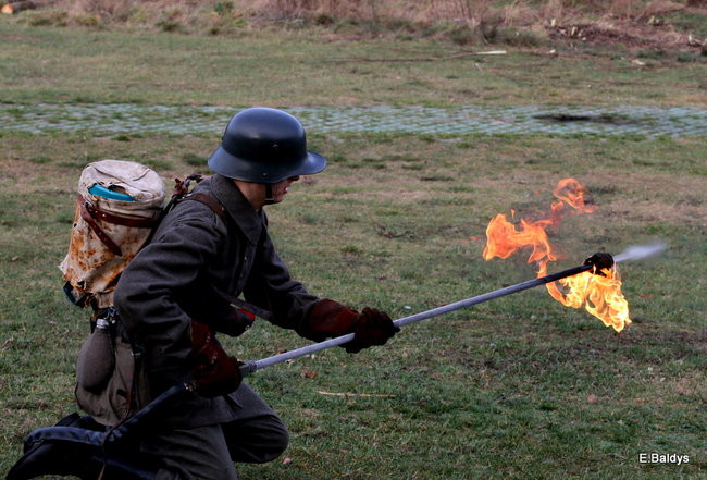 Powstańcy dopingowani przez setki widzów (zdjęcia)