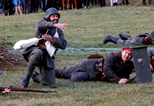 Powstańcy dopingowani przez setki widzów (zdjęcia)