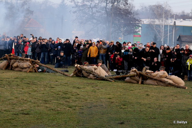 Powstańcy dopingowani przez setki widzów (zdjęcia)