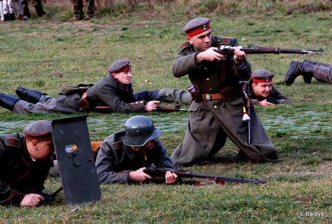 Powstańcy dopingowani przez setki widzów (zdjęcia)