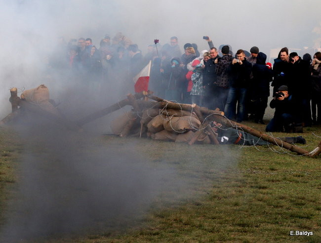Powstańcy dopingowani przez setki widzów (zdjęcia)