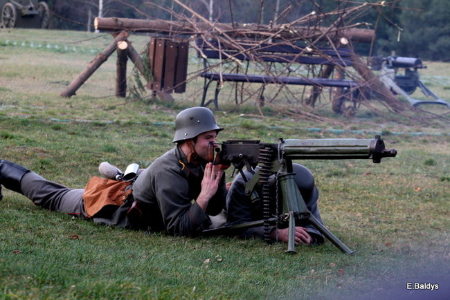 Powstańcy dopingowani przez setki widzów (zdjęcia)