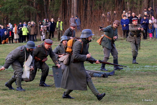 Powstańcy dopingowani przez setki widzów (zdjęcia)