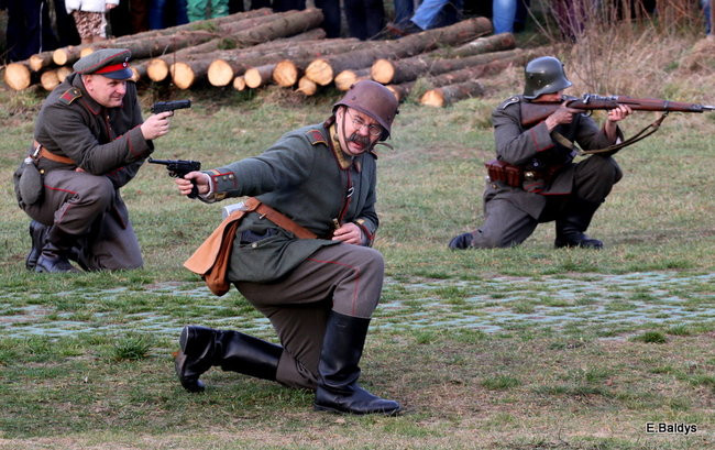 Powstańcy dopingowani przez setki widzów (zdjęcia)