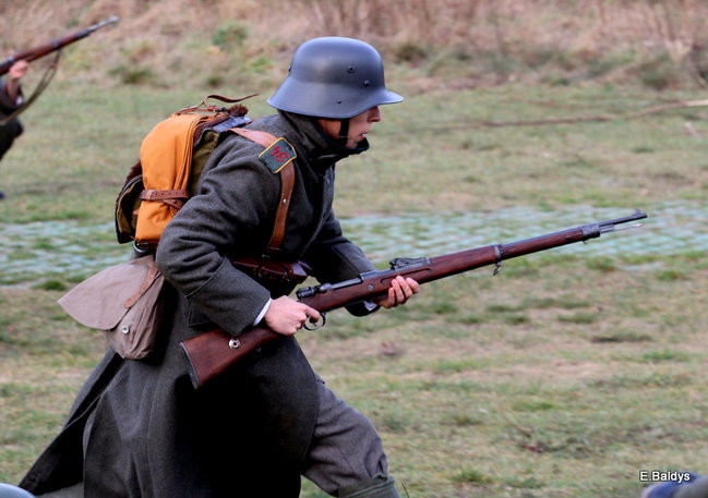 Powstańcy dopingowani przez setki widzów (zdjęcia)