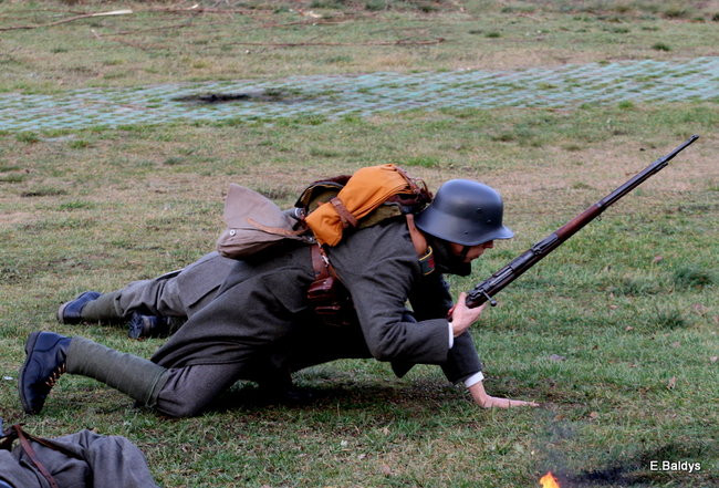 Powstańcy dopingowani przez setki widzów (zdjęcia)